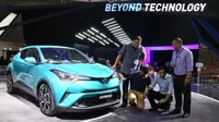 Toyota C-HR hybrid hadir di GIIAS 2017. (Herdi Muhardi)