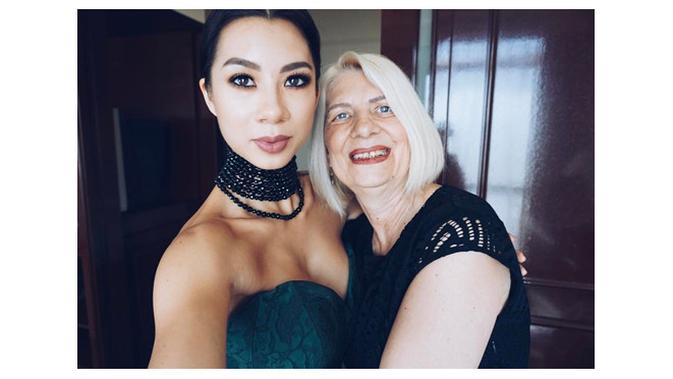 Keseruan Jennifer Bachdim dan ibundanya yang bule. (Sumber: Instagram/@jenniferbachdim)