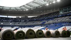 Sejumlah pekerja sedang memasang rumput hybrid baru di Stade de France, Saint-Denis, pada 24 Mei 2022 waktu setempat. Dalam waktu 48 jam, rumput baru yang ditanam di luar Barcelona, dipasang di Stade de France untuk pertandingan final Liga Champions antara Real Madrid dan Liverpool yang dijadwalkan berlangsung pada 28 Mei 2022. (AFP/Franck Fife)