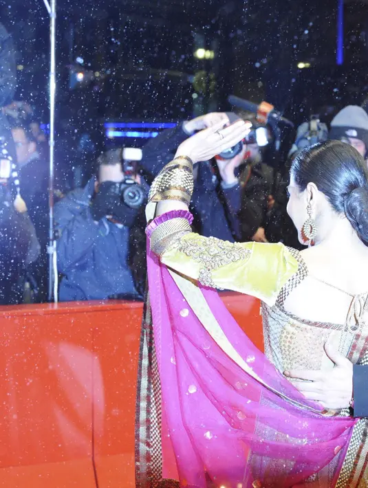 Seperti diilansir dari situs Filmibeat, Kajol tanpa ragu merengkuh bahu Shahrukh Khan, keduanya terlihat berpelukan mesra di depan pintu mobil. (Bintang/EPA)