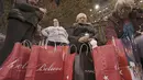 Sejumlah wanita saat beristirahat setelah selesai berbelanja di Macy Herald Square, New York,(26/11). Black Friday jatuh pada sehari tepat setelah perayaan Thanksgiving. (REUTERS/Andrew Kelly)