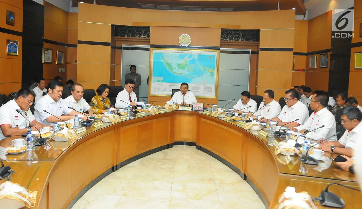 Menkopolhukam Wiranto saat memimpin rapat koordinasi tentang keamanan pasca-pemilu 2019 di Jakarta, Rabu (24/4). Dalam rapat tersebut wiranto menjelaskan sejumlah isu seperti hoaks dan tuduhan yang berakibat pada delegitimasi KPU. (Liputan6.com/Angga Yuniar)