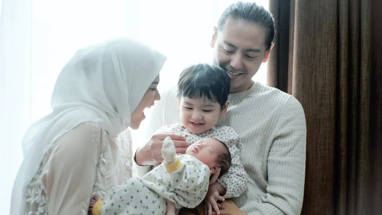 5 Potret Perdana Cut Meyriska dan Roger Danuarta Gendong Kedua Buah Hati