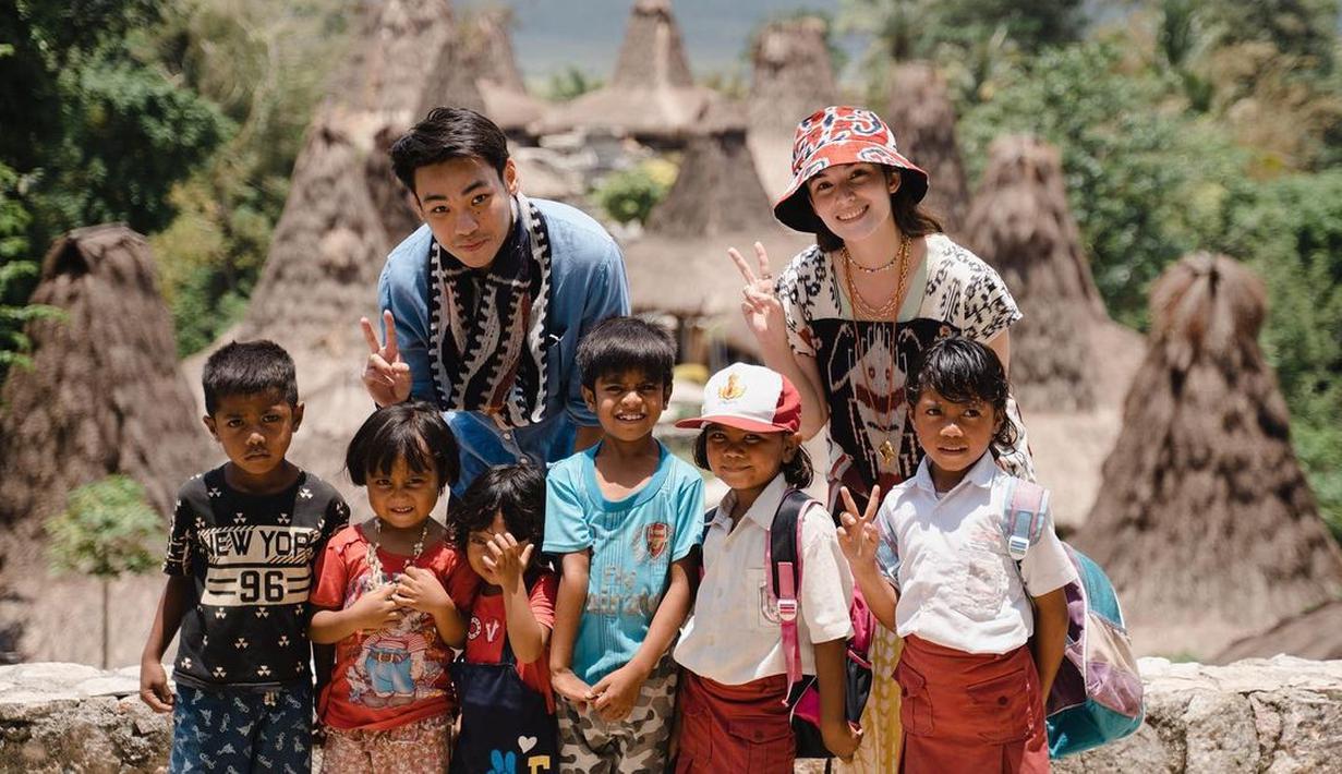 Chelsea Islan dan Clinton tak sekedar menghabiskan waktu di sebuah destinasi tanpa ada makna. Mereka pun berpose dengan penduduk setempat. (Foto: Instagram/@robclintonkardinal)