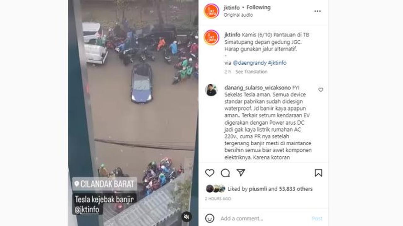 Mobil Listrik Tesla Terjebak Banjir Jakarta