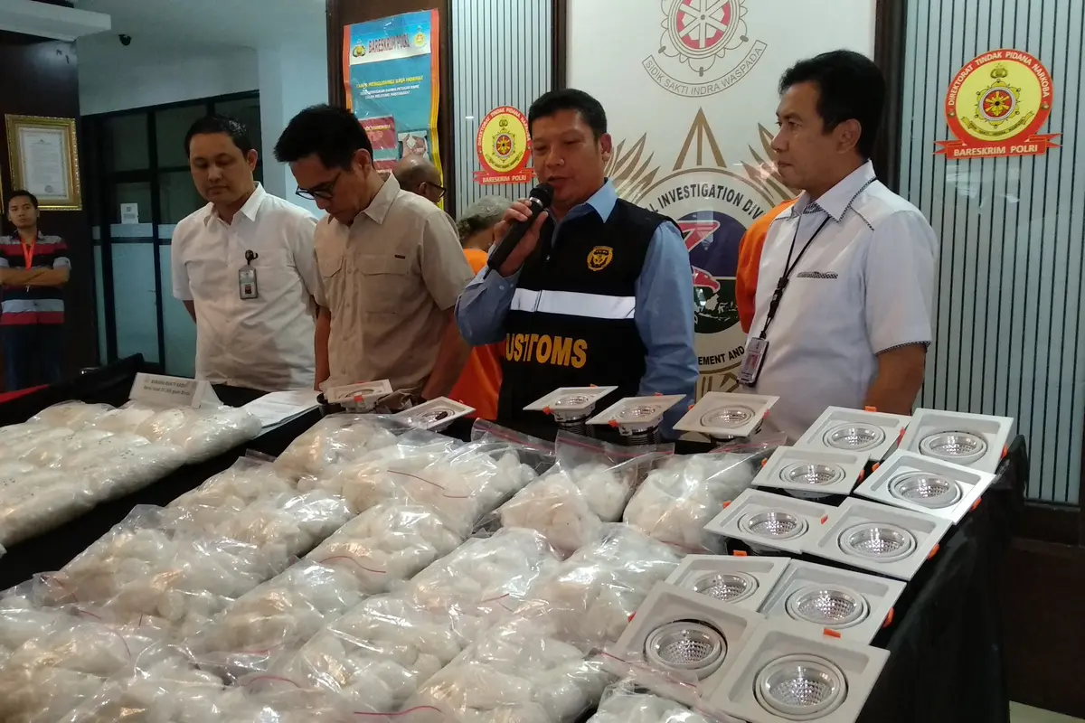 Bareskrim ungkap penyelundupan sabu dalam lampu downlight dari Malaysia. (Liputan6.com/Nafiysul Qodar)