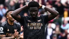 Arsenal kembali membuang kesempatan mempertahankan jarak dengan Manchester City dalam upaya merebut gelar juara Liga Inggris 2022/2023. Terbaru, The Gunners gagal memetik tiga poin penuh di kandang West Ham United, Minggu (16/4/2023) setelah dipaksa bermain imbang 2-2 meski sempat memimpin dua gol terlebih dahulu. Arsenal yang kini hanya unggul 4 poin dan telah memainkan satu laga lebih banyak pun harus bersiap ditikung Manchester City di laga-laga ke depan. (AFP/Ben Stansall)