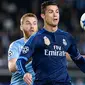 Pemain Real Madrid, Cristiano Ronaldo mengontrol bola untuk melewati pemain Malmo FF, Jo Inge Berget pada laga Liga Champions di Stadion Malmo New, Swedia, Kamis (1/10/2015). (AFP Photo/Jonathan Nackstrand)