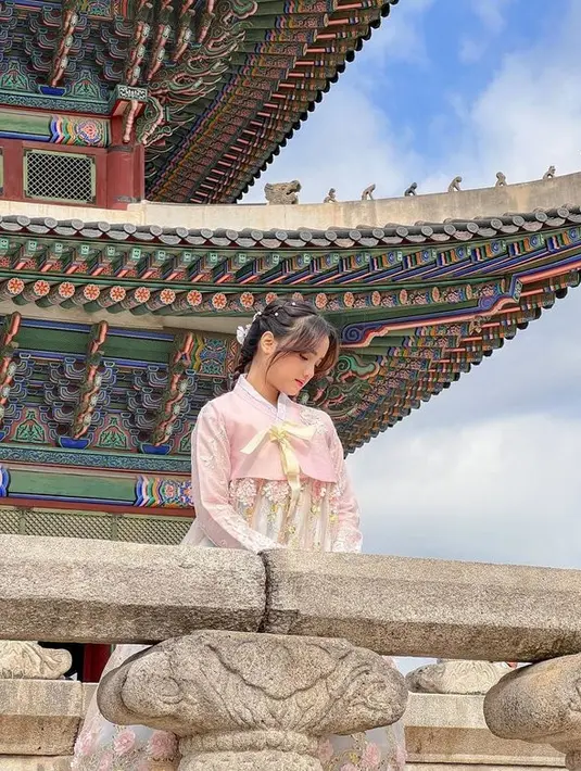 <p>Di tempat bersejarah ini, Fuji tampil cantik dengan mengenakan hanbok. Seperti diketahui, hanbok adalah busana tradisional di era dinasti Goryeo maupun Joseon. [Foto: instagram.com/fuji_an]</p>