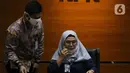 Wakil Ketua KPK, Lili Pintauli Siregar (kanan) menyampaikan rilis penahanan tersangka kasus suap kerjasama pengangkutan bidang pelayaran di Gedung KPK, Jakarta, Jumat (26/6/2020). Direktur PT Humpuss Transportasi Kimia (HTK) Taufik Agustono resmi ditahan KPK. (Liputan6.com/Helmi Fithriansyah)