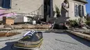 Sepatu New Orleans Saints adalah bagian dari dampak tornado yang merusak rumah keluarga Harris di Tita Street di Algiers, sebuah lingkungan di New Orleans, Kamis (15/12/2022). Setidaknya tiga orang tewas dan belasan lainnya terluka akibat serangkaian tornado melanda New Orleans dan bagian lain di negara bagian Louisiana, Amerika Serikat. (David Grunfeld/The Times-Picayune/The New Orleans Advocate via AP)