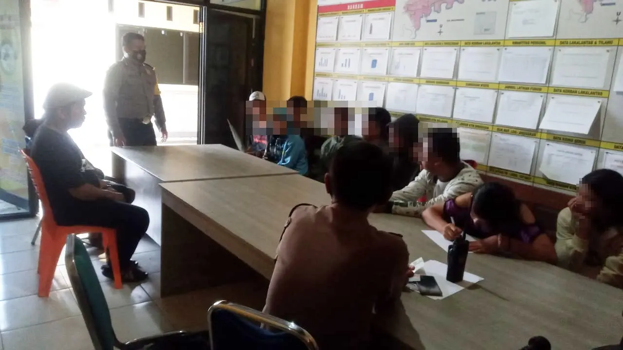 Sekelompok remaja tertangkap basah sedang pesta miras di tempat terbuka pada siang bolong, di Purbalingga. (Foto: Liputan6.com/Rudal Afgani Dirgantara)