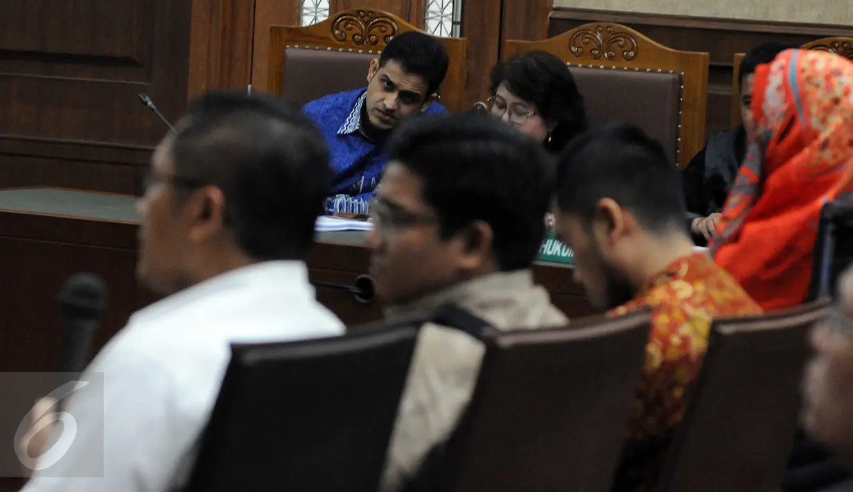 Mantan Bendahara Umum Partai Demokrat M Nazaruddin mendengarkan kesaksian mantan Ketum Partai Demokrat, Anas Urbaningrum saat sidang perkara dugaan TPPU APBN 2010 di Pengadilan Tipikor, Jakarta, Rabu (23/3). (Liputan6.com/Helmi Afandi)