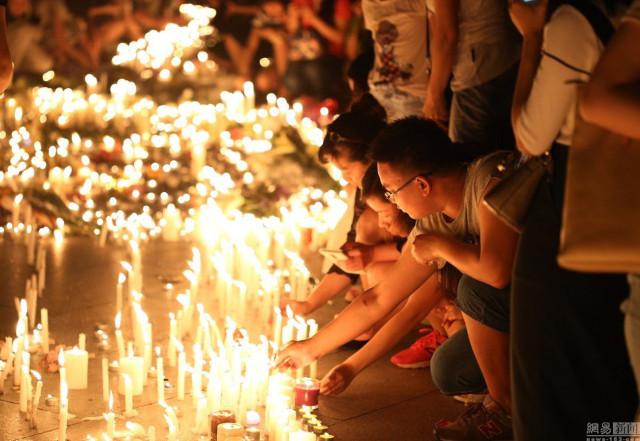 Ratusan rekan kerja dan ribuan orang berdoa untuk dokter Chen | Photo: Copyright shanghaiist.com