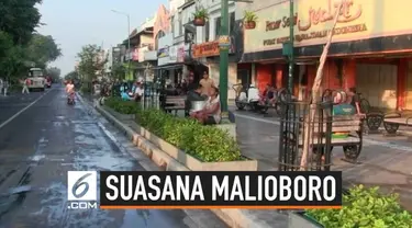 Kawasan Jalan Malioboro, Yogyakarta menerapkan ujicoba tanpa kendaraan bermotor. Warga pun memanfaatkan momen ini untuk bersantai di jalan yang kerap dihiasi kemacetan itu.