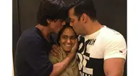 Salman Khan dan Shahrukh Khan memeluk mesra adik Salman yang akan menikah, Arpita Khan.