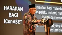 Wakil Presiden (Wapres) K.H. Ma’ruf Amin saat memberikan pidato di acara International Conference on Applied Sciences, Education, and Technology (iConASET) di Kampus B Universitas Nahdlatul Ulama Surabaya (Unusa), Rabu (11/09/2024). (Liputan6.com/Dian Kurniawan)