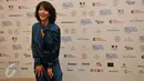 Senyum Sophie Marceau, aktris Prancis yang memerankan kekasih James Bond dalam film The World is Not Enough, saat melakukan sesi foto ketika menghadiri gala dinner Prancis-Indonesia di Jakarta, Minggu (20/3). (Liputan6.com/Johan Tallo)