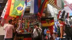 Sejumlah pembeli mencari pernak-pernik negara yang berpartisipasi pada Piala Dunia FIFA 2018 di jalan pasar di kota tua Damasku, Suriah (6/6). Piala Dunia akan digelar pada 14 Juni 2018 di Rusia. (AFP Photo/Louai Beshara)