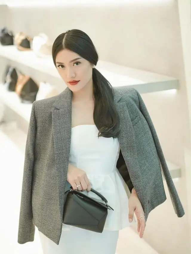 Anissa Aziza tampil keren (Instagram/anissaaziza)