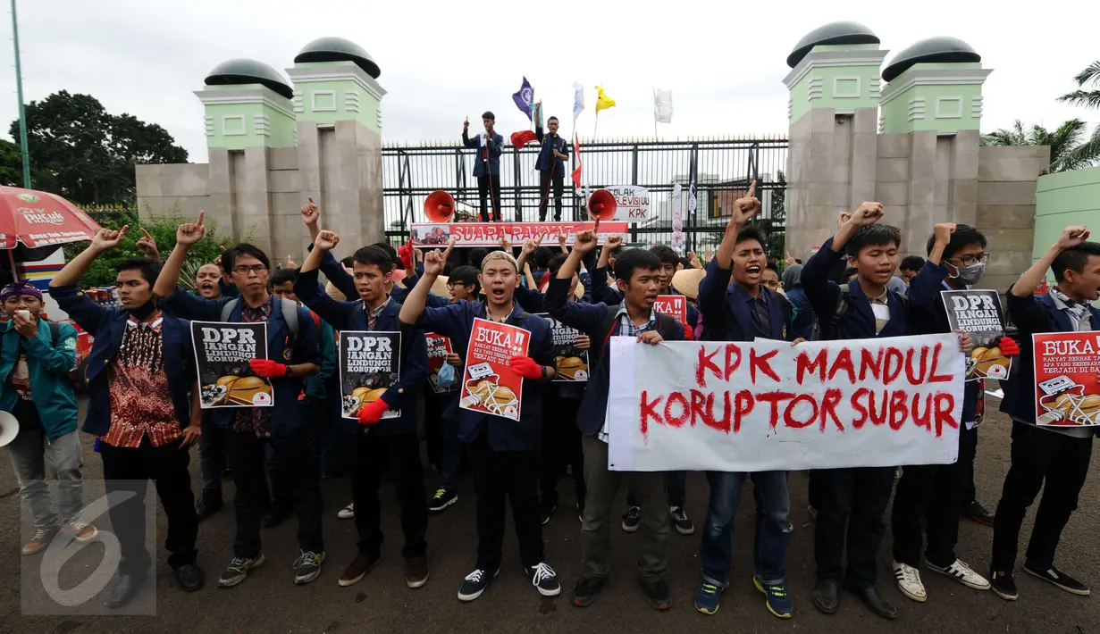 Puluhan mahasiswa dari Institut Pertanian Bogor meneriakkan yel yel saat melakukan aksi di depan Gedung Parlemen RI, Jakarta, Selasa (15/12/2015). Dalam aksinya, mereka menolak revisi UU KPK. (Liputan6.com/Helmi Fithriansyah)