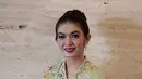 Tampilan anggun yang berbeda ditunjukkan Selvi Ananda saat kenakan kebaya rancangan Mel Ahyar. Lengkap dengan selendang organza yang punya bordir bunga [@mel_ahyar]