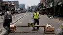 Jalan Jatinegara Barat Jakarta kembali ditutup pada Jumat (21/8/2015). Penutupan terkait proses penggusuran warga yang tinggal di sekitar bantaran Kali Ciliwung di Kampung Pulo Jakarta Timur. (Liputan6.com/Helmi Fithriansyah)