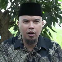 Ahmad Dhani ikut memberikan hewan kurban pada Hari Raya Idul Adha tahun ini. Dhani mengaku dirinya baru pertama kali ikut memotong sapi.
