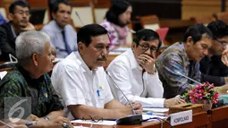 Ketua Kompolnas Luhut Panjaitan (kedua kiri) bersama Anggota Kompolnas saat melakukan Rapat Dengar Pendapat (RDP) dengan Komisi III DPR di Kompleks Parlemen, Senayan, Jakarta, Selasa (21/6). (Liputan6.com/Johan Tallo)
