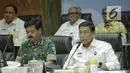 Menko Polhukam, Wiranto (kanan) memimpin rapat koordinasi dengan KPU-Bawaslu, Polri, TNI hingga menteri di Kantor Kemenko Polhukam, Jakarta, Senin (15/4). Rapat membahas mengenai kesiapan akhir pengamanan tahapan pemungutan dan perhitungan suara pemilu serentak 2019. (Liputan6.com/Faizal Fanani)