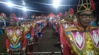 Bagi masyarakat urban, mungkin kostum seni Baduwi dari Magelang ini terkesan norak, namun jika melihat saat mereka menari akan menyatu dengan gerkan maupun lagunya. (foto: Liputan6.com / edhie prayitno ige)