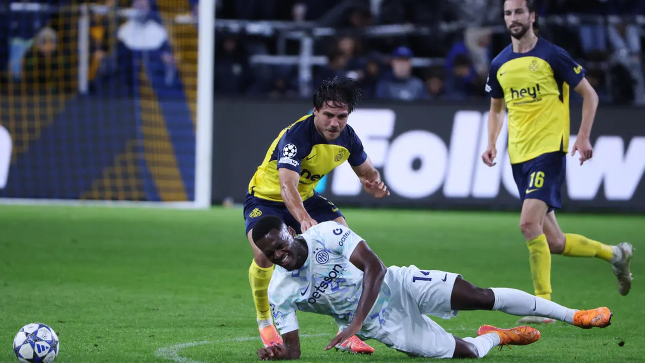 Pemain Inter Milan, Ange-Yoan Bonny (tengah), terjatuh saat berebut bola dengan pemain Union SG, Kevin Mac Allister