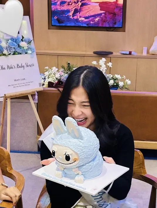 <p>Menariknya, Nikita pun mendapatkan kue baby shower berbentuk boneka Labubu baby blue yang tengah viral. Sambil tertawa, ia pun memegang kue tersebut. [@nonawilly]</p>