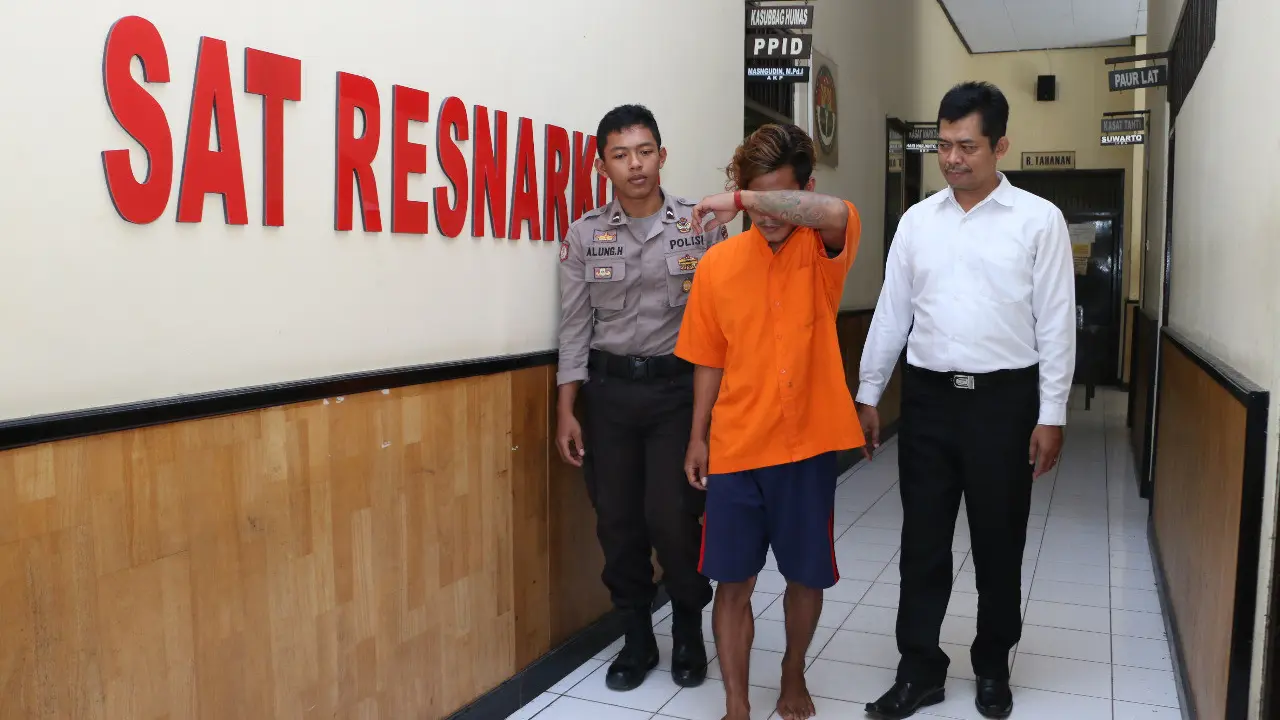 AR (27) bekas penjambret yang kini menjadi pengedar narkoba ditangkap polisi. (Foto: Liputan6.com/Polres Kebumen/Muhamad Ridlo)