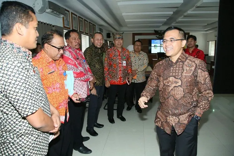 Bupati Abdullah Azwar Anas saat berbincang dengan PNS yang mengenakan pakaian batik khas Banyuwangi, Jawa Timur. (Liputan6.com/Dian Kurniawan)