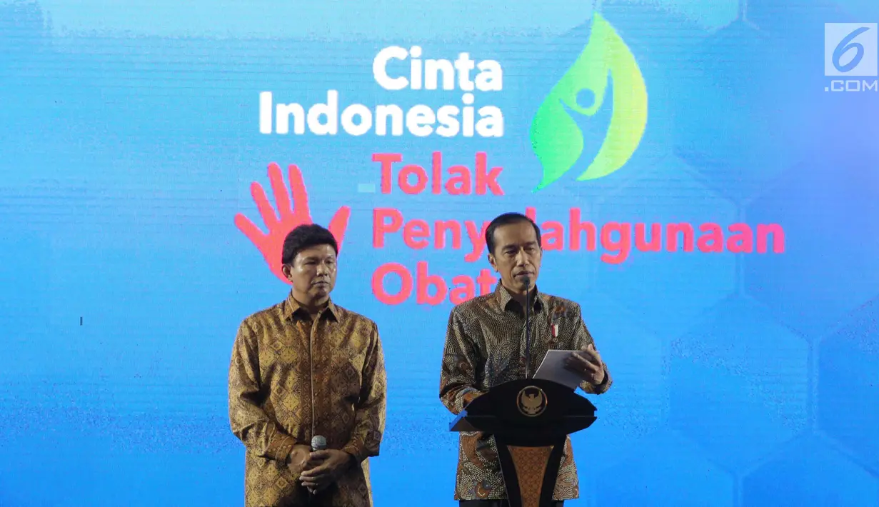 Presiden RI Joko Widodo (kanan) memberi sambutan pada acara Pencanangan Aksi Nasional Pemberantasan Obat Ilegal dan Penyalahgunaan Obat di Cibubur, Jakarta, Selasa (3/10). (Liputan6.com/Faizal Fanani)