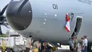 Presiden Indonesia Prabowo Subianto (kedua dari kiri) menyiramkan air bersama Menteri Pertahanan RI Sjafrie Sjamsoedin (kiri) dan Panglima TNI Jenderal Agus Subiyanto (ketiga dari kanan) dalam upacara serah terima salah satu dari dua pesawat angkut militer Airbus A-400M kepada TNI AU di Pangkalan Udara Halim Perdanakusuma, Jakarta, pada Senin 3 November 2025. (BAY ISMOYO/AFP)