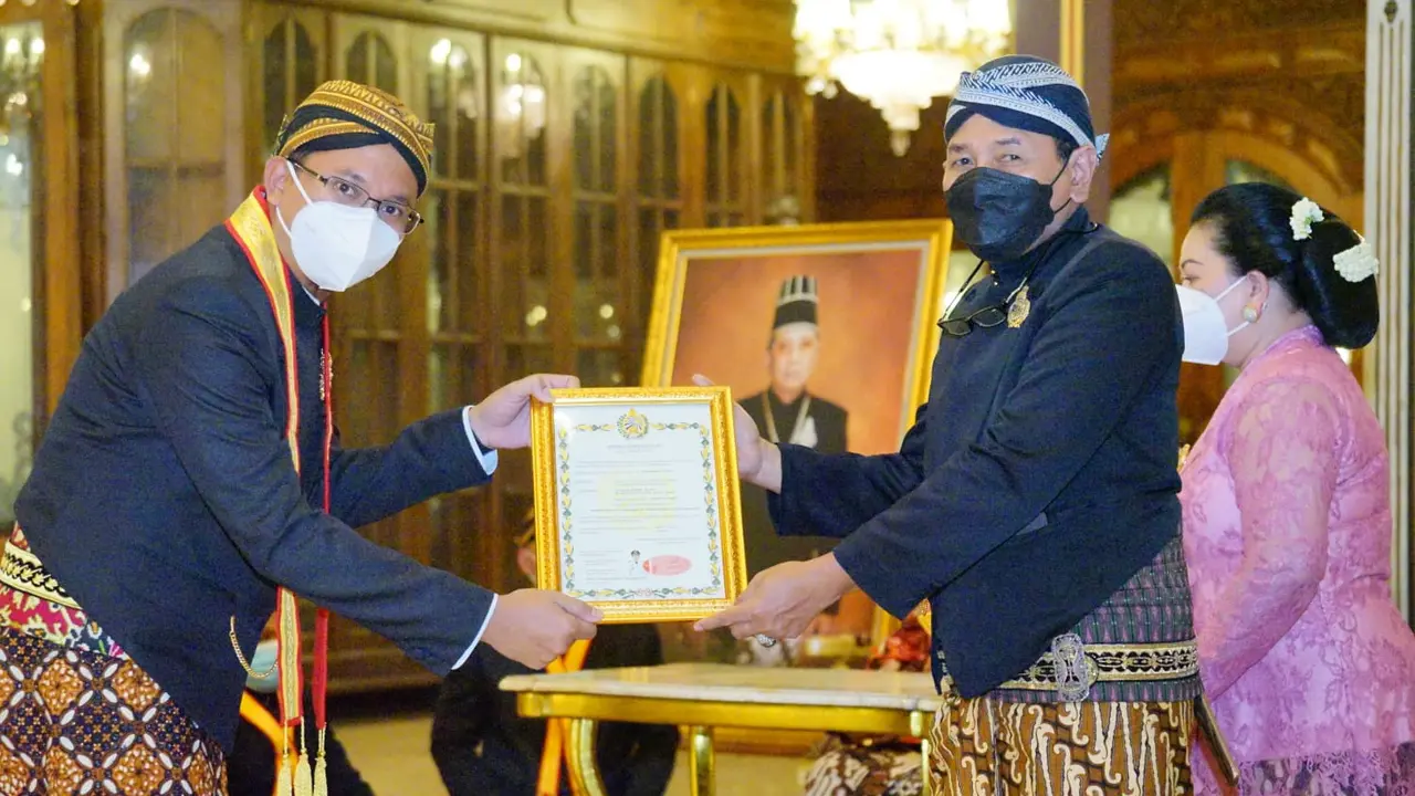 Gus Muhdlor menerima gelar Kanjeng Raden Aryo Tumenggung dari keraton Solo. (Dian Kurniawan/Liputan6.com)