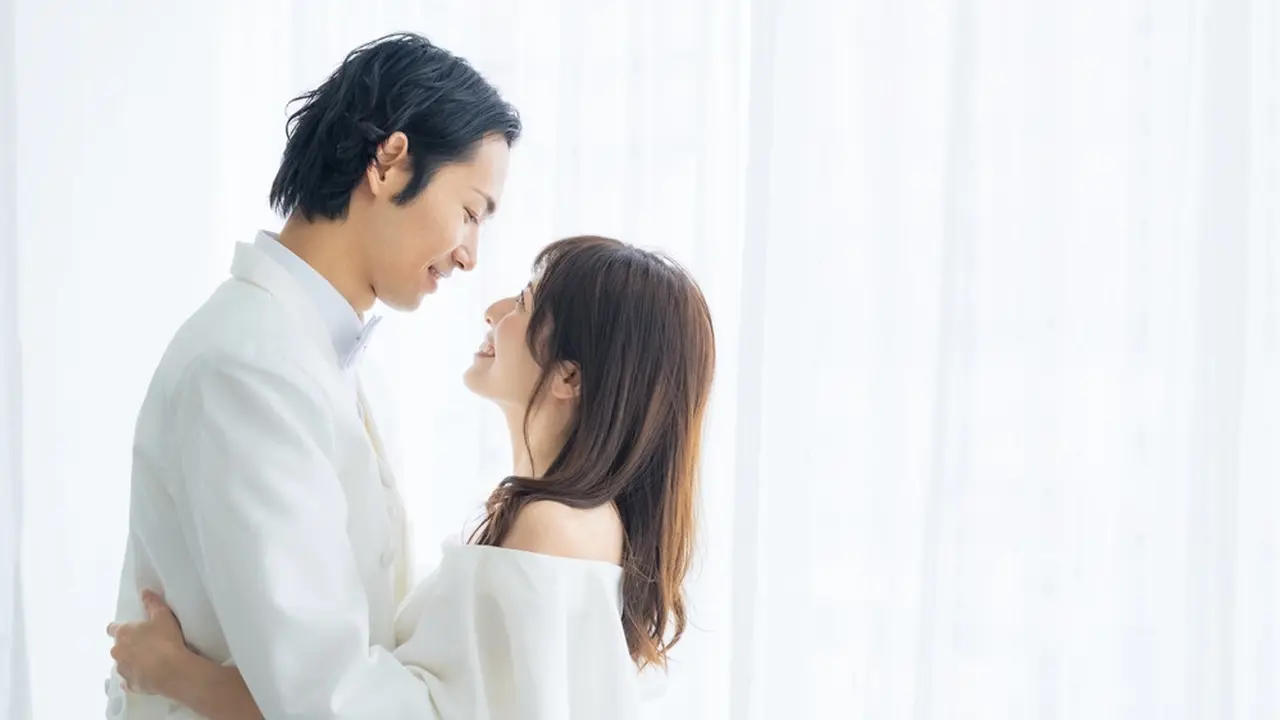 couple cinta romantis bahagia