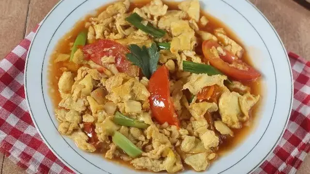 Resep oseng telur tomat. (dok. Cookpad @TrianaFitriaResep)