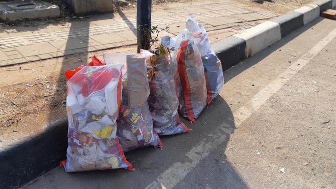 Sampah di depan Gedung DPR, Selasa (1/10/2019) pagi. (Liputan6.com/Fachrur Rozie)