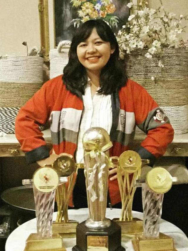 Mahasiswi Foto Pakai Jaket Ojol saat Wisuda, Kisah Perjuangan Ada di Baliknya