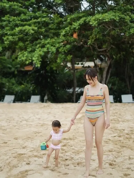 Shandy Aulia mengenakan one piece swimwear dengan motif tribal. (@shandyaulia)