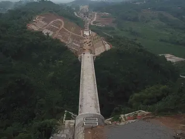 Suasana proyek Tunnel 6 Kereta Cepat Jakarta Bandung sepanjang panjang 4.478 meter atau 4,4 kilometer yang berlokasi di kawasan Cikalong Wetan, Depok, Purwaarta, Kamis (27/1/2022). (Liputan6.com/Herman Zakharia)