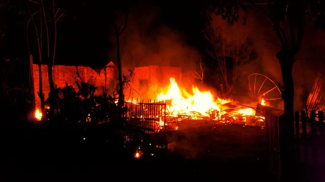 Api tengah melalap rumah Syukri Hasan, warga Gampong Asan, Kecamatan Samudera, Aceh Utara (Ist)