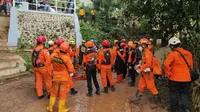 Tims SAR terus mencari korban longsor di Nganjuk. (Dian Kurniawan/Liputan6.com)