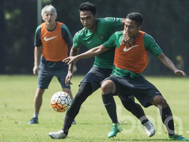 Bek Timnas Indonesia U-22, Ricky Fajrin, berusaha melewati Bagas Adi saat latihan di Lapangan SPH Karawaci, Banten, Kamis (20/4/2017). (Bola.com/Vitalis Yogi Trisna)