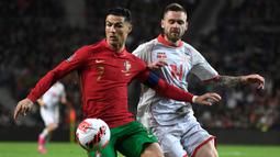 Portugal memulai pertandingan dengan percaya diri. Peluang pertama pasukan Fernando Santos tercipta pada menit ke-14 lewat Cristiano Ronaldo. Sayang, sepakannya masih melebar ke sisi kanan gawang Makedonia Utara. (AFP/Miguel Riopa)