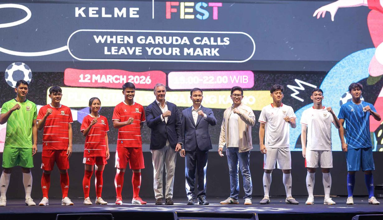 Perusahaan asal Spanyol itu merilis empat jenis kostum yang terdiri dari jersey kandang dan tandang untuk pemain lapangan (outfield) dan penjaga gawang. Tampak dalam foto, suasana peluncuran jersey terbaru Timnas Indonesia di Plaza Utara Stadion Utama Gelora Bung Karno (SUGBK), Jakarta, Kamis (12/3/2026) malam. (Bola.com/Bagaskara Lazuardi)