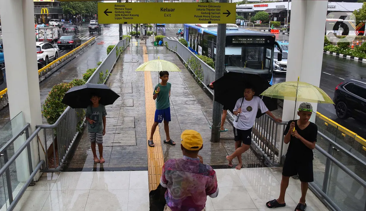 Seperti diketahui, ojek payung merupakan kegiatan menjual jasa semacam penyewaan payung dalam waktu singkat atau sekali jalan. (Liputan6.com/Angga Yuniar)